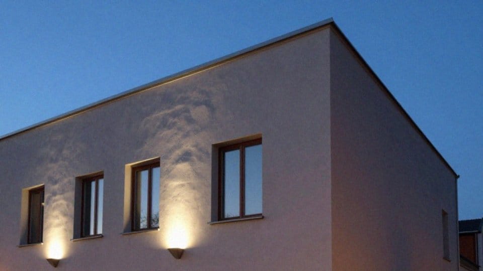 Jak oświetlenie zmienia odbiór kolorów elewacji?