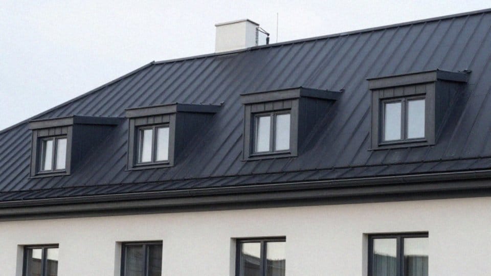 Jak konserwować czarny dach i antracytowe okna?