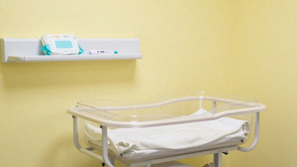 Co powoduje spadek glukozy u noworodków?